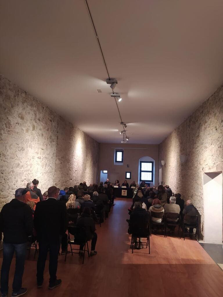 Gent fent servir la sala de l'alfolí de Gerri de la Sal