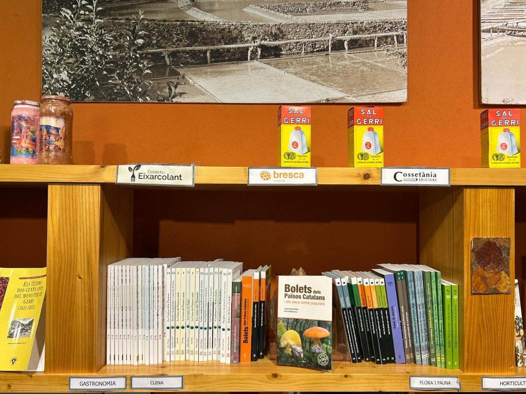 Venda de llibres a la botiga del Museu de Gerri de la sal