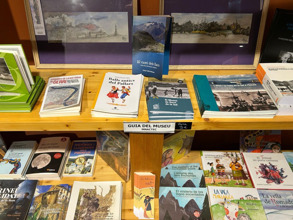 Venda de llibres a la botiga del Museu de Gerri de la sal
